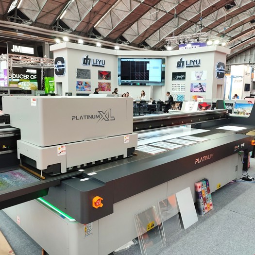 Liyu's new flagship flatbed, the KCXL+ can be fitted with 24 or 32 Ricoh Gen6 printheads