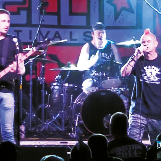 Pez (right) singing with No Thrills